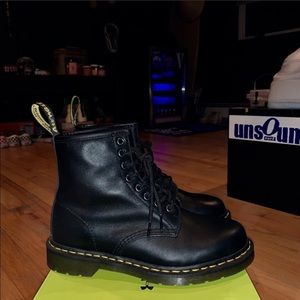 DR. MARTEN LEATHER BOOT | LIKE NEW